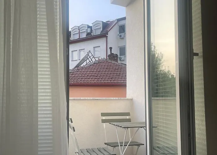 Modern In Centre - Free Parking Apartment